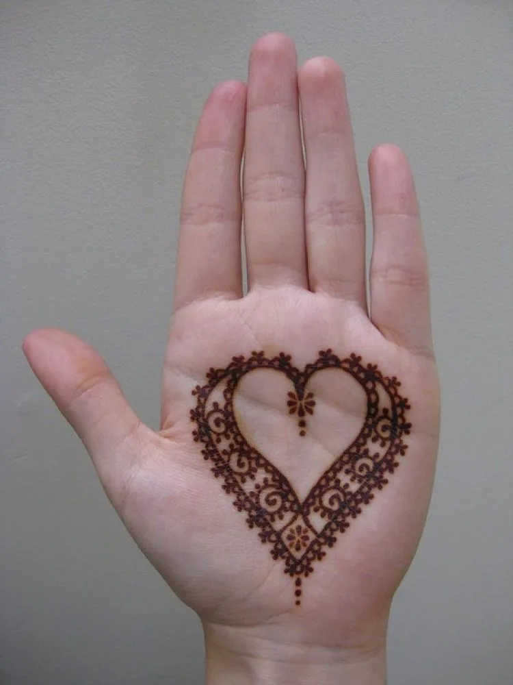 Tanpa Harus Lihai Menggambar, 10 Desain Tato Henna Ini Bisa Jadi Contekan Untuk Tampil Menawan 12