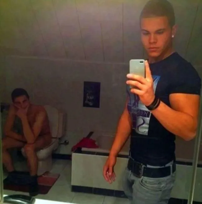 Foto-foto Ini Adalah Pengingat Supaya Selfie-mu Nggak Salah Tempat! 11