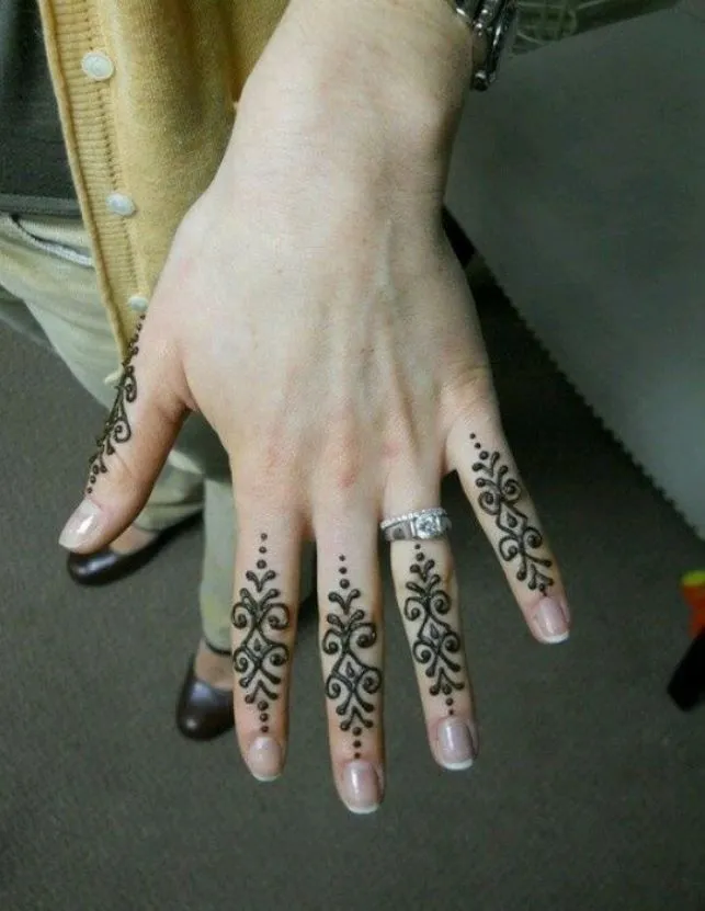 Tanpa Harus Lihai Menggambar, 10 Desain Tato Henna Ini Bisa Jadi Contekan Untuk Tampil Menawan 13
