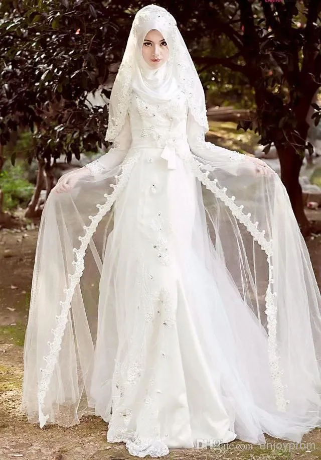 12 Gaun Pernikahan yang Bisa Membuatmu Tampil Anggun Dengan Jilbab di Kepala 13