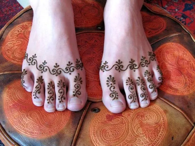 Tanpa Harus Lihai Menggambar, 10 Desain Tato Henna Ini Bisa Jadi Contekan Untuk Tampil Menawan 20