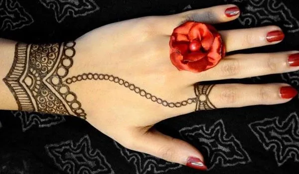 Tanpa Harus Lihai Menggambar, 10 Desain Tato Henna Ini Bisa Jadi Contekan Untuk Tampil Menawan 11