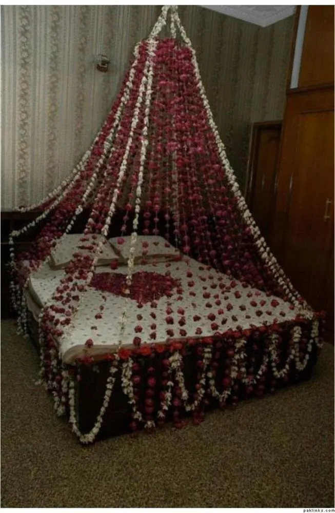 Jika Temanmu Ada yang Mau Nikah Dekat-dekat Ini, Jadilah Penyemangat Malam Pertamanya Dengan Hadiah 9 Dekorasi Kamar Ini 13