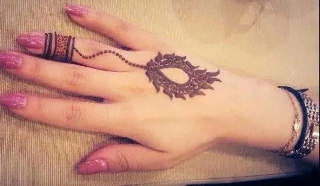 Tanpa Harus Lihai Menggambar, 10 Desain Tato Henna Ini Bisa Jadi Contekan Untuk Tampil Menawan 17