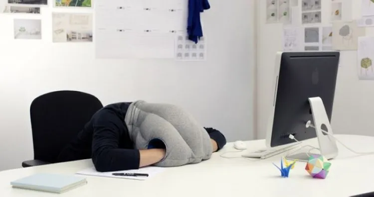 12 Pose Aman yang Bisa Jadi Panduan Agar Tidur Siang Di Kantor Bisa Senyaman Di Ranjang 22