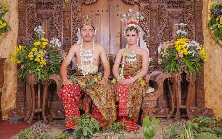Meski Ribet, Pernikahan Adat Jawa yang Rumit Justru Bikin Hari Terindah Dalam Hidupmu Selalu Terkenang 26