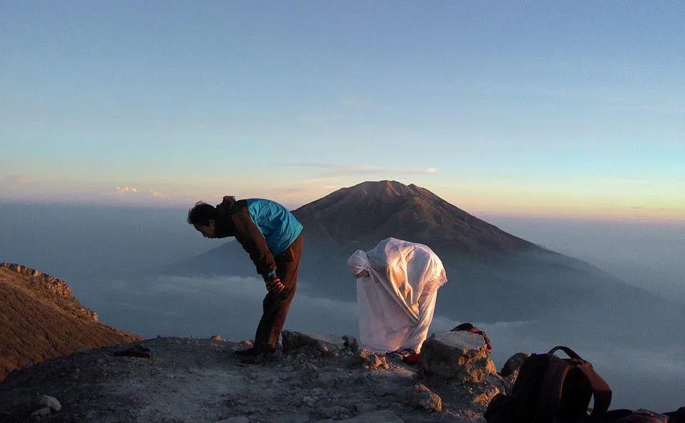 Meski Sedang Berpuasa, 8 Tips Ini Bisa Membuat Aktivitasmu Mendaki Gunung Jalan Terus