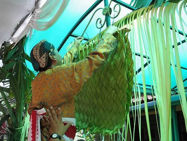 Meski Ribet, Pernikahan Adat Jawa yang Rumit Justru Bikin Hari Terindah Dalam Hidupmu Selalu Terkenang 18