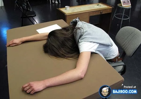 12 Pose Aman yang Bisa Jadi Panduan Agar Tidur Siang Di Kantor Bisa Senyaman Di Ranjang 21