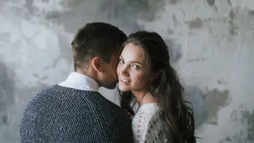 7 Keistimewaan Cowok Nggak Romantis yang Layak Dijadikan Partner Hidup Sampai Nanti