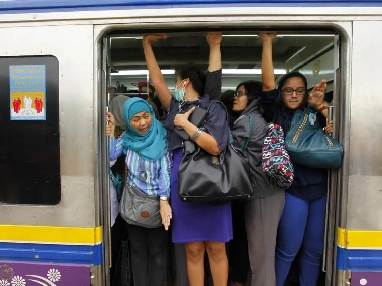 10 Alasan Mengapa Cewek yang Rajin Naik Kereta Komuter Patut Kamu Dambakan 14