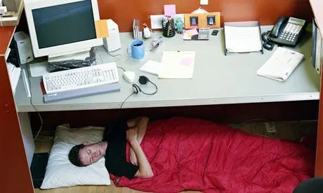12 Pose Aman yang Bisa Jadi Panduan Agar Tidur Siang Di Kantor Bisa Senyaman Di Ranjang 13