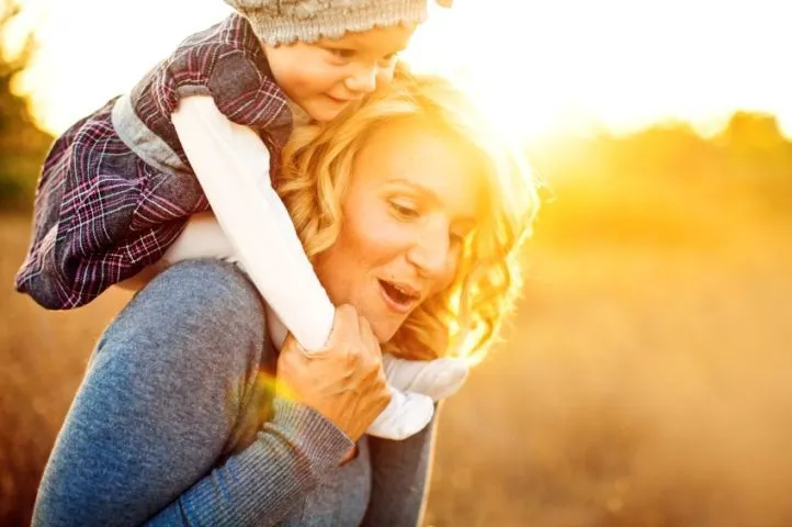 Ibumu yang Single Mom Pantas Mendapatkan Kesempatan Kedua. Dia Juga Layak Bahagia 6
