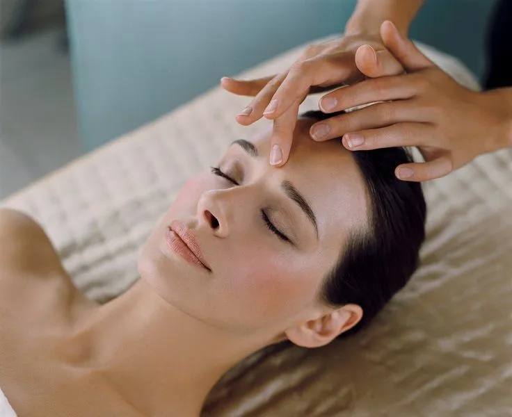 Dengan 8 Gerakan Massage Wajah Ini, Wajah Cerah dan Sehat Bisa Diraih Tanpa ke Salon Lagi 16