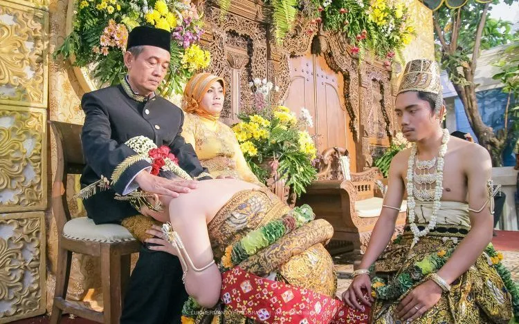 Meski Ribet, Pernikahan Adat Jawa yang Rumit Justru Bikin Hari Terindah Dalam Hidupmu Selalu Terkenang 25
