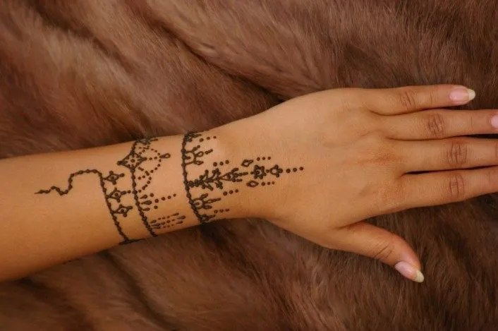 Tanpa Harus Lihai Menggambar, 10 Desain Tato Henna Ini Bisa Jadi Contekan Untuk Tampil Menawan 19