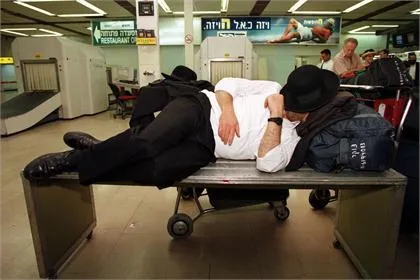 12 Pose Aman yang Bisa Jadi Panduan Agar Tidur Siang Di Kantor Bisa Senyaman Di Ranjang 17