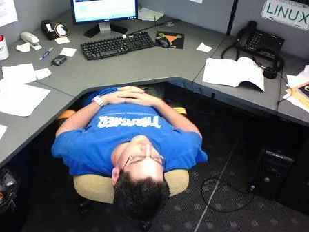 12 Pose Aman yang Bisa Jadi Panduan Agar Tidur Siang Di Kantor Bisa Senyaman Di Ranjang 16