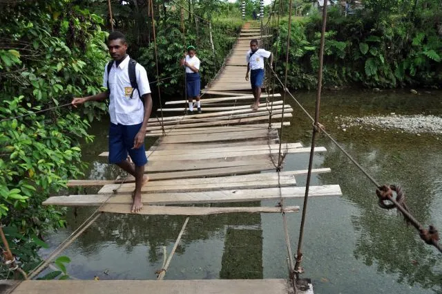 Jembatan rusak tak jadi penghalang untuk bersekolah