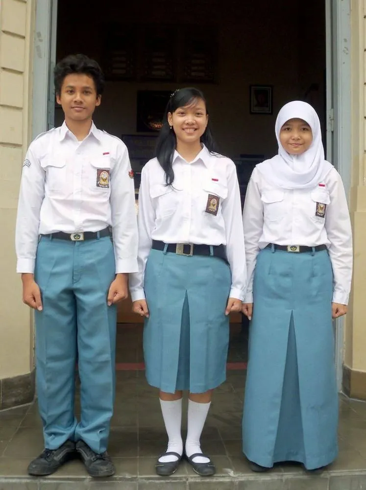 Pusing Lihat Seragam SMA yang Baru? Nostalgia Waktu Kita Masih Berseragam Putih Abu-abu Aja, Yuk! 17