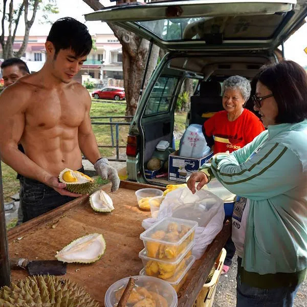 Kayaknya Belah Duren Sama Tukang Durian Ganteng Ini Enak Deh! Gimana Menurutmu? 10