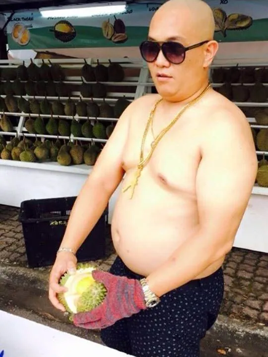 Kayaknya Belah Duren Sama Tukang Durian Ganteng Ini Enak Deh! Gimana Menurutmu? 9