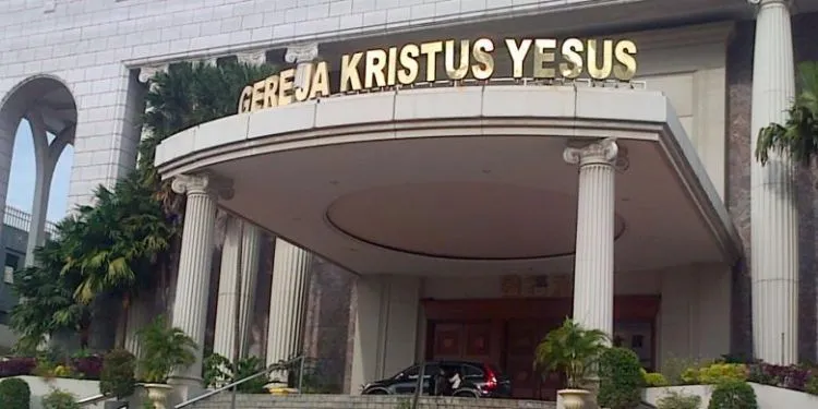 Masih Ribut-Ribut Soal Tolikara? Masjid dan Gereja Ini Bertahun-tahun Hidup Berdampingan Dengan Damai 8