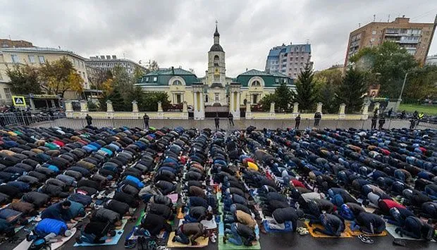 Masih Ribut-Ribut Soal Tolikara? Masjid dan Gereja Ini Bertahun-tahun Hidup Berdampingan Dengan Damai