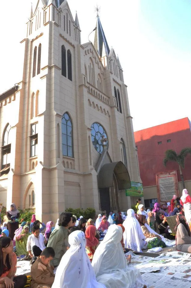 Masih Ribut-Ribut Soal Tolikara? Masjid dan Gereja Ini Bertahun-tahun Hidup Berdampingan Dengan Damai 9