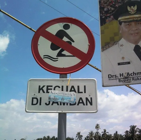 20 Rambu Jalan Unik Dari Seluruh Dunia yang Bisa Bikin Kamu Gak Tahu Arah Jalan Pulang 37
