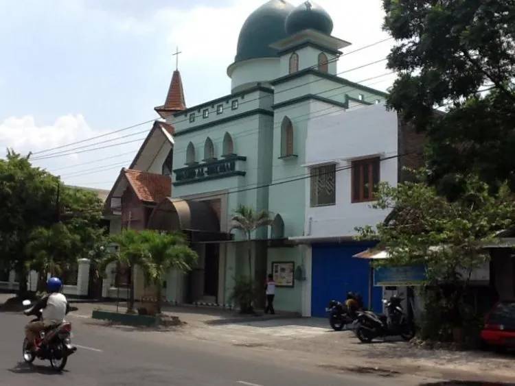 Masih Ribut-Ribut Soal Tolikara? Masjid dan Gereja Ini Bertahun-tahun Hidup Berdampingan Dengan Damai 7