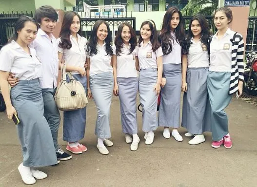 Pusing Lihat Seragam SMA yang Baru? Nostalgia Waktu Kita Masih Berseragam Putih Abu-abu Aja, Yuk! 16