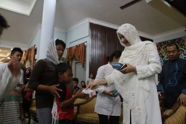 Bagi-Bagi uang di saat lebaran adalah momen yang selalu ditunggu oleh anak-anak