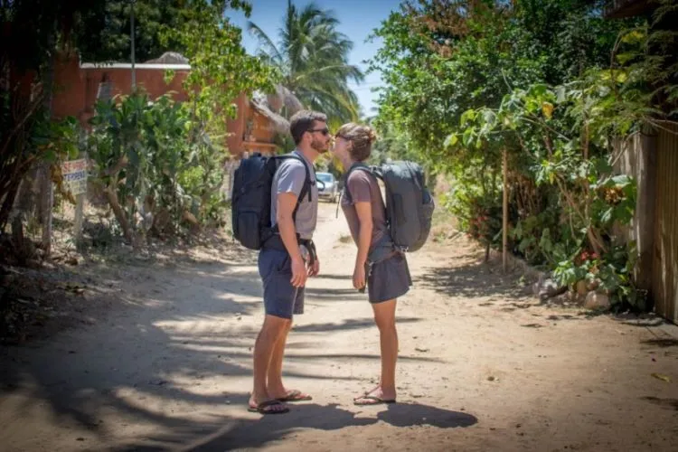 Traveling Bareng Pasangan Itu Menyenangkan. Tapi, Apakah Dia Memang Asyik Diajak Berpetualang? 12