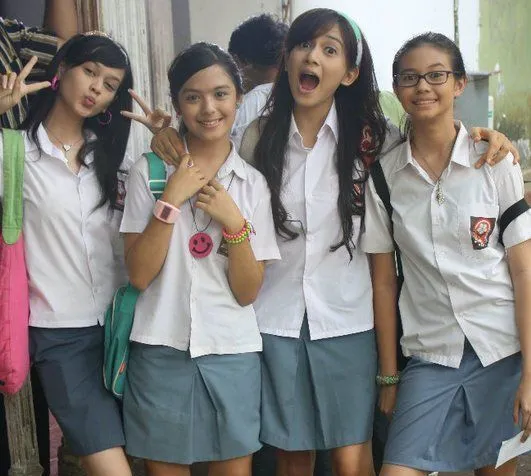 Pusing Lihat Seragam SMA yang Baru? Nostalgia Waktu Kita Masih Berseragam Putih Abu-abu Aja, Yuk! 18