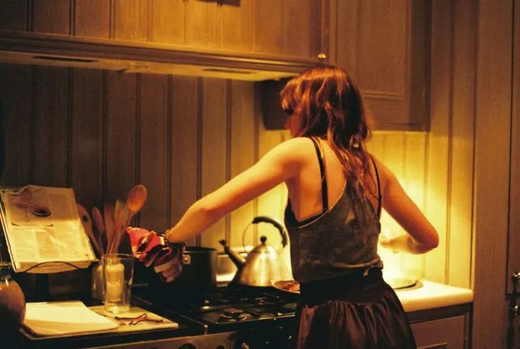 Gadis yang Tak Bisa Memasak Juga Istimewa. 7 Alasan Ini Membuatmu Yakin Memperjuangkannya 12