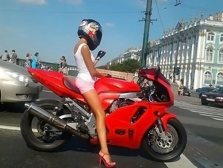 14 Alasan Mengapa Cewek Pengendara Motor Adalah Pasangan yang Patut Kamu Idam-idamkan 20