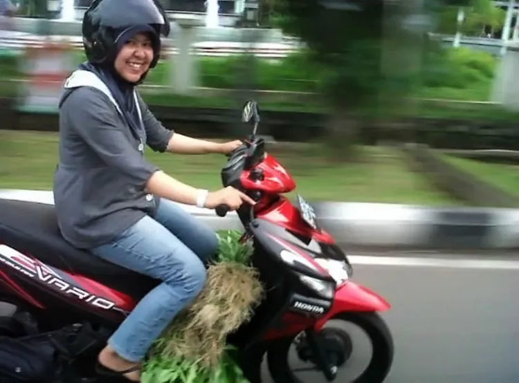 14 Alasan Mengapa Cewek Pengendara Motor Adalah Pasangan yang Patut Kamu Idam-idamkan 16