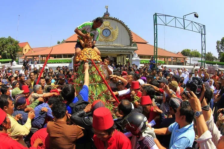 7 Tradisi Unik dari Berbagai Daerah di Indonesia yang Bikin Liburan Lebaranmu Makin Berkesan 8