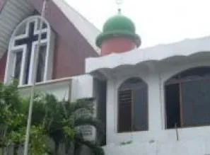 Masih Ribut-Ribut Soal Tolikara? Masjid dan Gereja Ini Bertahun-tahun Hidup Berdampingan Dengan Damai 6