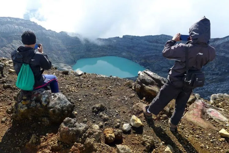 8 Tips Biar Kamu Tetap Aman Saat Mengabadikan Momen-Momen Istimewa Di Puncak Gunung 9