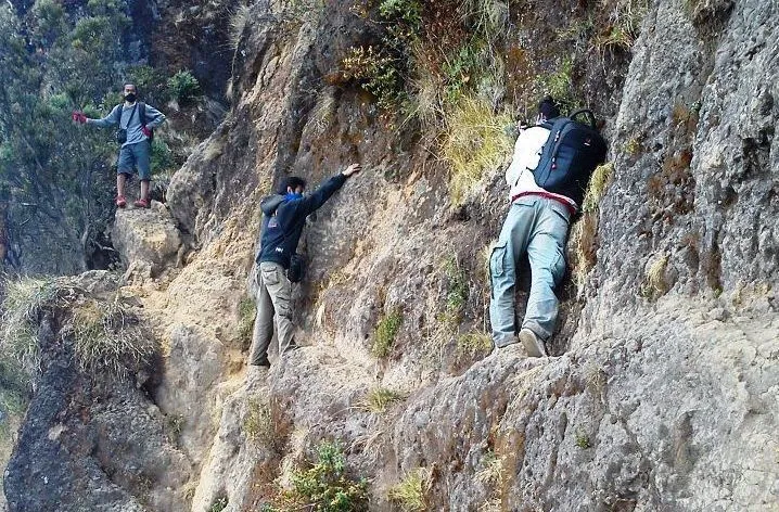 8 Tips Biar Kamu Tetap Aman Saat Mengabadikan Momen-Momen Istimewa Di Puncak Gunung 14