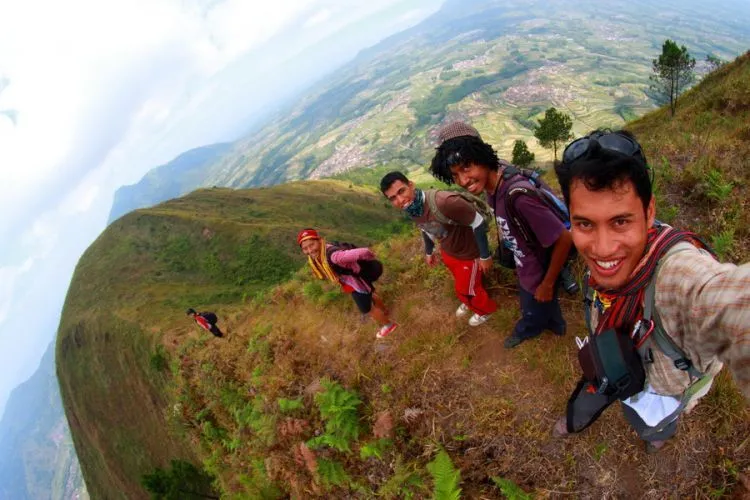 8 Tips Biar Kamu Tetap Aman Saat Mengabadikan Momen-Momen Istimewa Di Puncak Gunung 15
