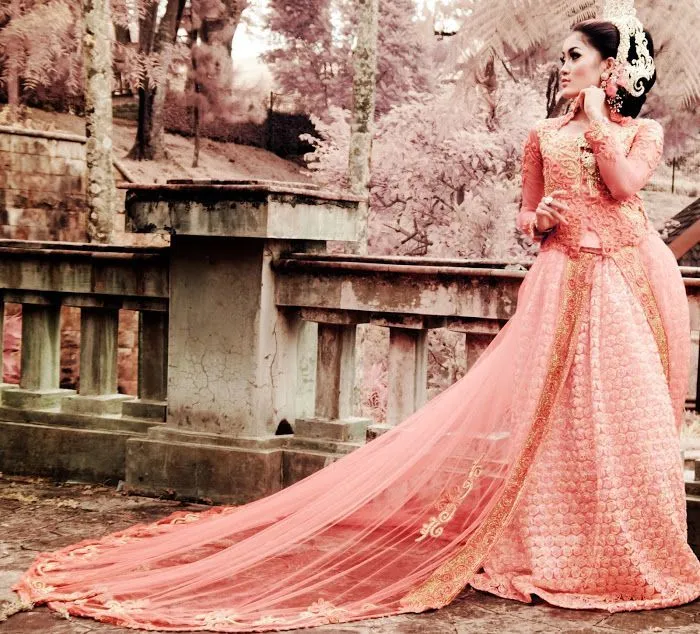 Dengan 10 Baju Kebaya Khas Indonesia Ini, Tampil Ayu dan Anggun di Hari Pernikahan Bukan Mustahil Lagi 14