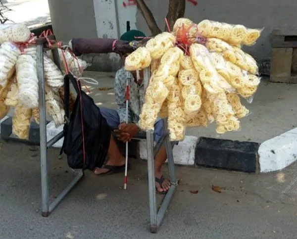 Belajar Tentang Ikhlas Dari Seorang Penjual Kerupuk yang Renta dan Buta 5