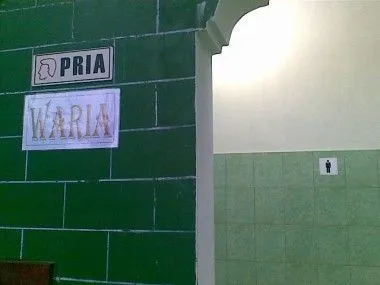 14 Tulisan-tulisan Kocak di WC Umum yang Bisa Bikin Kamu Pipis Celana 18