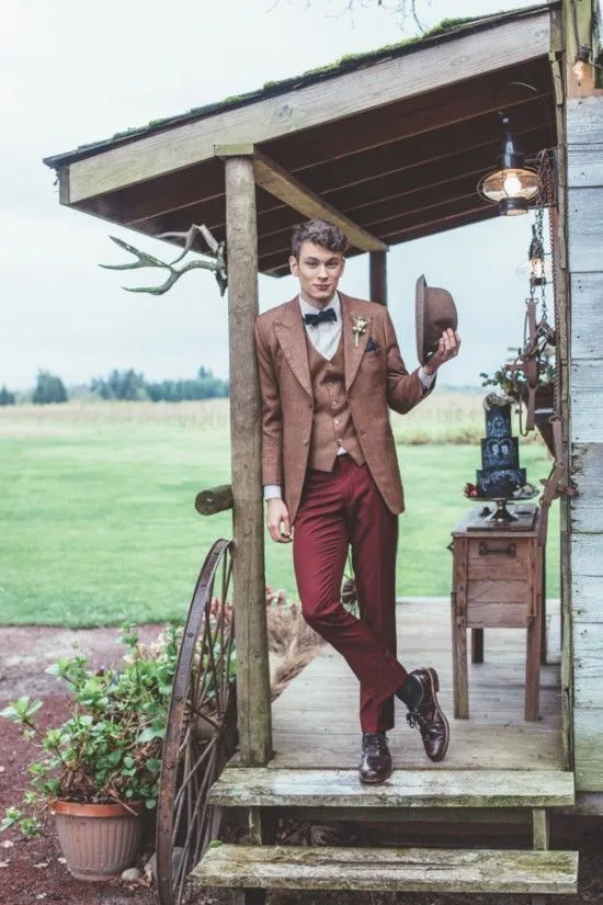 8 Inspirasi Baju Pernikahan Stylish Agar Kamu Lebih Gagah dan Menawan Sebagai Mempelai Pria 16