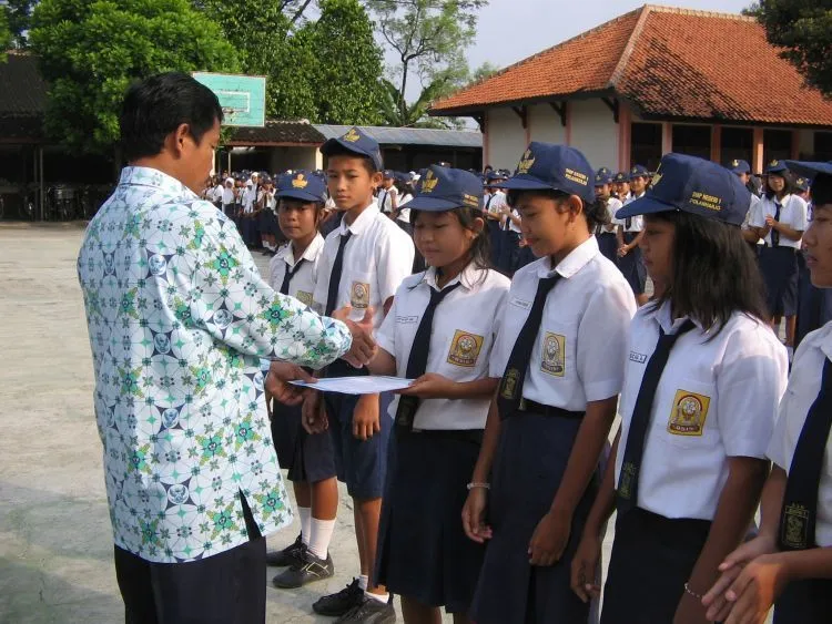 10 Kebingungan yang Kamu Alami Ketika Duduk di Bangku Masuk SMP 11