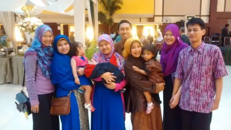 15 Hal yang Kamu Alami Saat Ditinggal Nikah Teman-teman Padahal Kamu Masih Sendiri 26