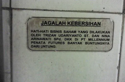 14 Tulisan-tulisan Kocak di WC Umum yang Bisa Bikin Kamu Pipis Celana 22